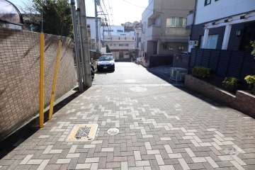 敷地南東側の前面道路（北東側から）