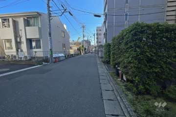 敷地北西側の前面道路（南西側から）