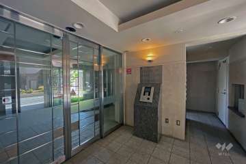 エントランスはオートロック付きです。