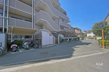 敷地内駐車場（屋外機械式）と駐輪場