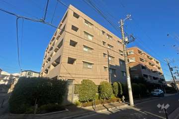 ライオンズマンション武蔵新城緑園の街壱番館の外観（南東側から）