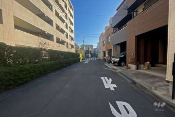 敷地南側の前面道路（東側から）