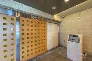 エントランスはオートロック付きです。