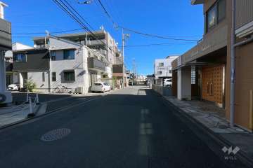敷地北側の前面道路（西側から）