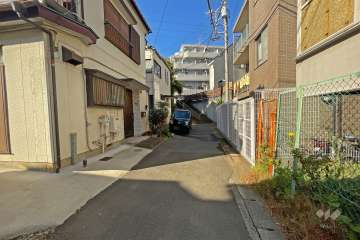 敷地の西側前面道路（南側から）