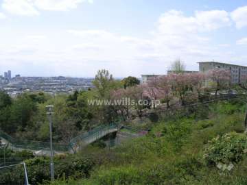 高台にあり、たいへん緑豊かな住環境