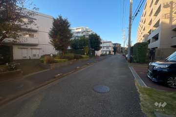 敷地の東側前面道路（南側から）