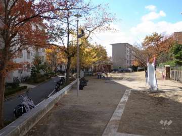 12棟のすぐ北側には公園があります。