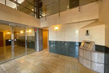 エントランスはオートロック付きです。