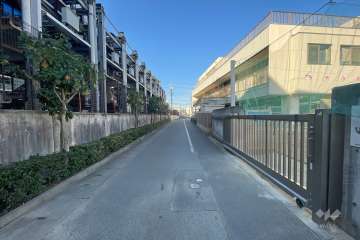 敷地北側の前面道路　