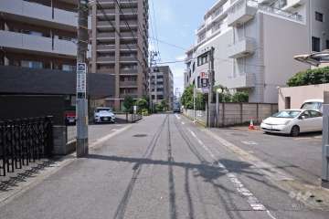 敷地北東側の前面道路(南東側から)