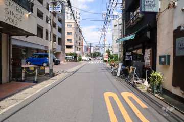 敷地北西側の前面道路(南西側から)