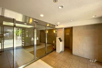 エントランスはオートロック付きです。