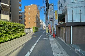 敷地南側の前面道路（東側から）