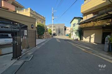敷地の北東側前面道路（南東側から）