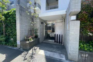 駐輪場の出入口（オートロック付き）