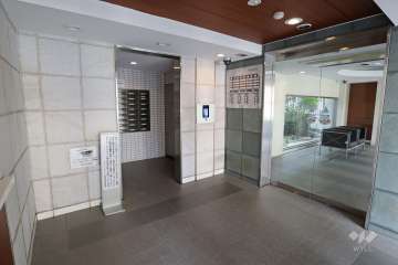 エントランスはオートロック付きです。