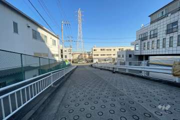 敷地の北側前面道路（南側から）