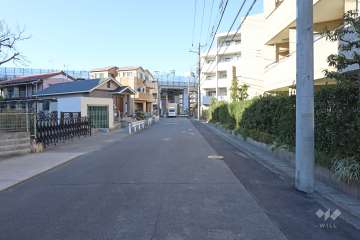 敷地南西側の前面道路（南東側から）