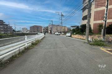 敷地南側の前面道路（東側から）