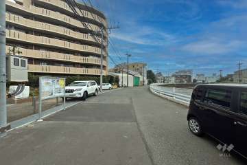 敷地南側の前面道路（西側から）