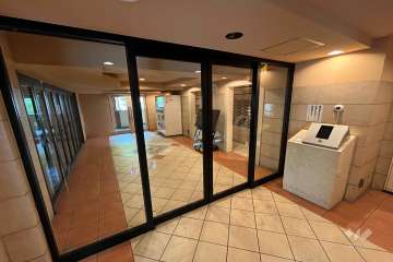 エントランスはオートロック付きです。