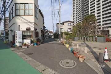 敷地西側の前面道路（南側から）