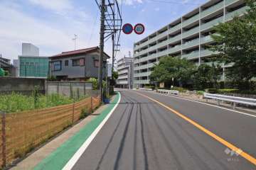 敷地南側の前面道路（東側から）