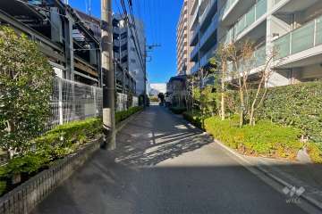 敷地北側の前面道路（東側から）