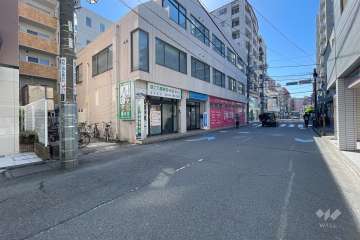 敷地南西側の前面道路（北西側から）