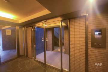 エントランスはオートロック付きです。