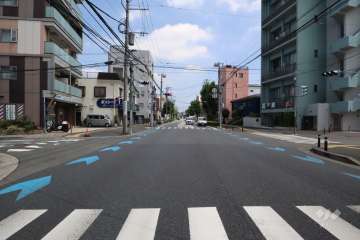 敷地北東側の前面道路（北西側から）