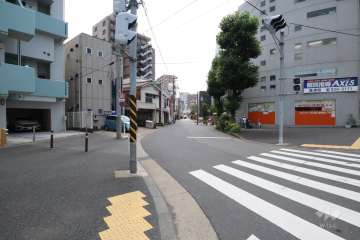 敷地北東側の前面道路（北東側から）