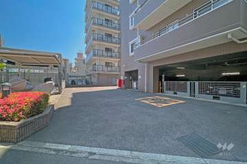 敷地内駐車場（屋内機械式）とバイク置場