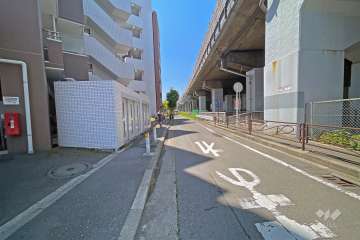 敷地北西側の前面道路（北東側から）