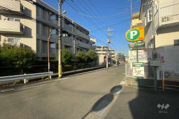 敷地の北東側前面道路（南東側から）