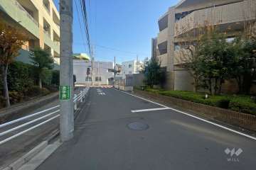 敷地の北西側前面道路（南西側から）