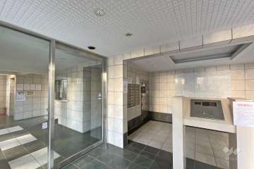 エントランスはオートロック付きです。