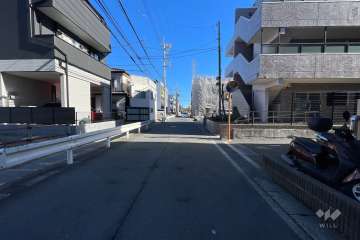 敷地北西側の前面道路（南西側から）