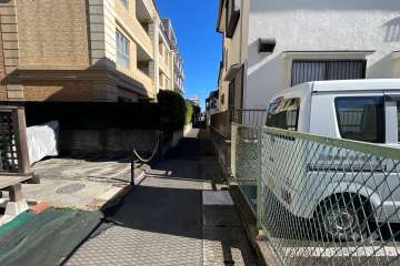 敷地南東側の前面道路（南西側から）