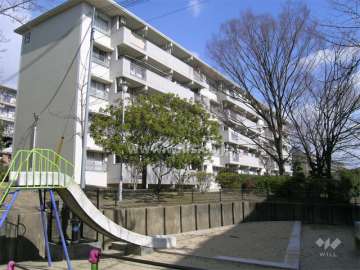 19号棟のすぐ南側には小さな公園があります