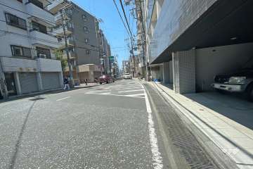 敷地南側の前面道路（東側から）