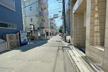 敷地東側の前面道路（北側から）