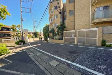 敷地北西側の前面道路（南西側から）
