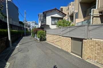 敷地南側の前面道路（東側から）