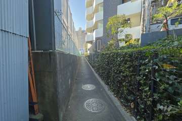 敷地東側の前面通路（南側から）