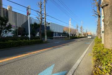 敷地南西側の前面道路（南東側から）