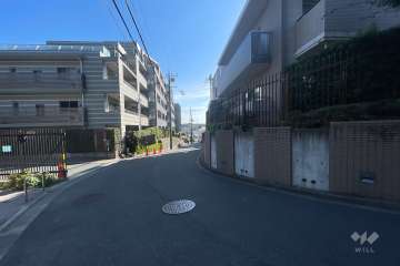 敷地北東側の前面道路（北西側から）