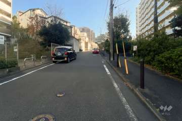 敷地西側の前面道路（北側から）