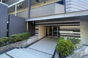 東側エントランス